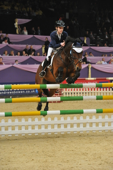 Hertfordshire’s young showjumper Millie Dickinson wins Squibb Group Pony Foxhunter Championship